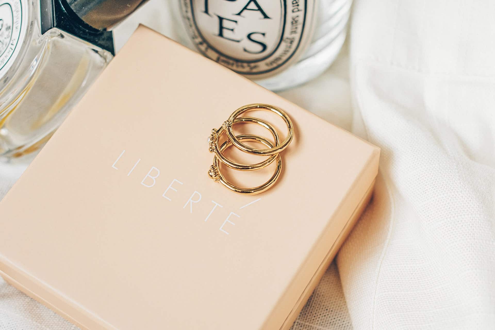 jess-harper-sunday-bLkj9eNhW90-unsplash Why do people depend on their accessories