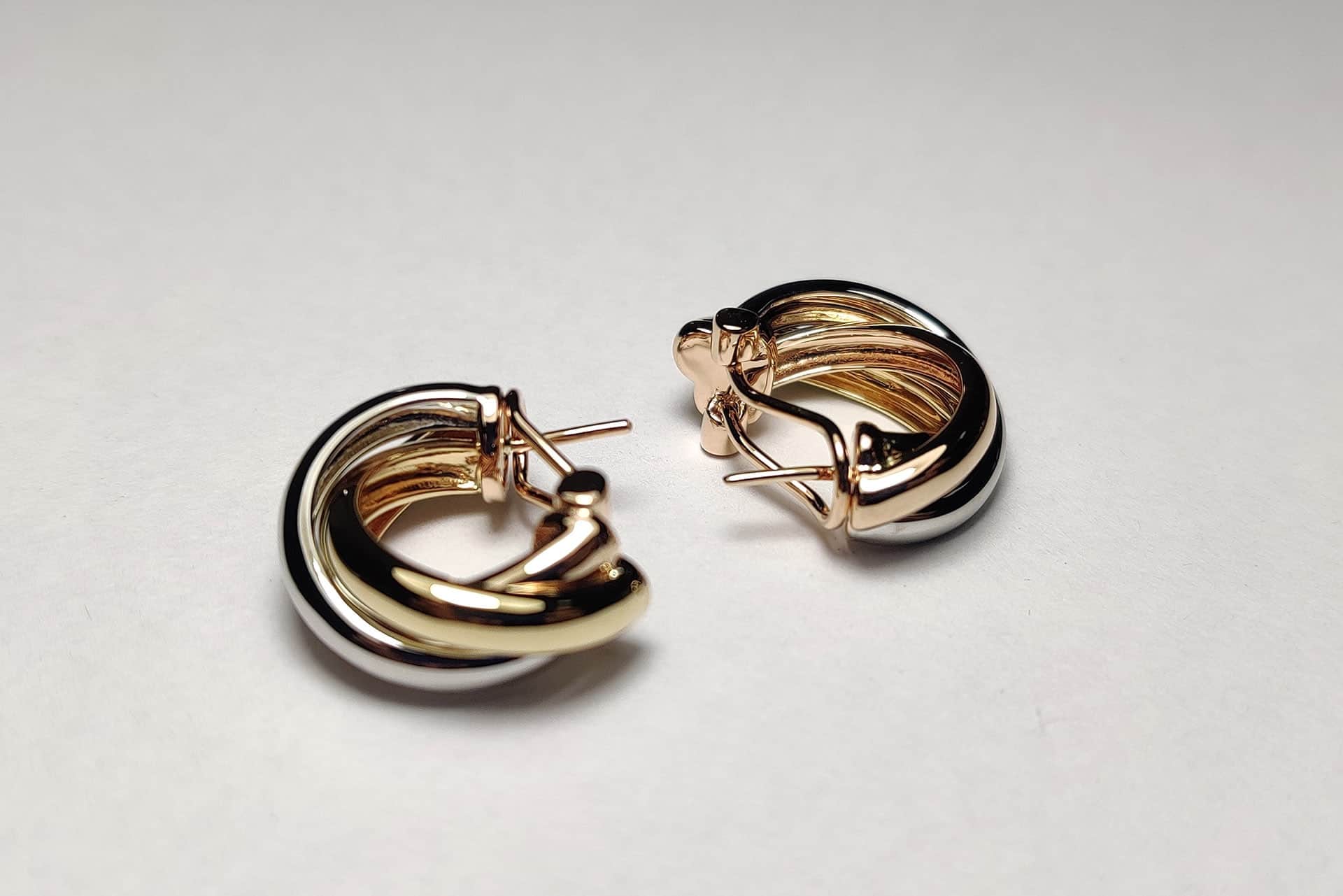 miao-xiang-leFR7Fj3J6I-unsplash How to choose jewelry to match your hairstyle